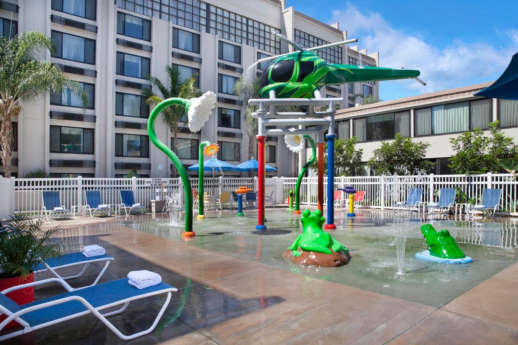 Holiday Inn Hotel & Suites Anaheim By Ihg Екстериор снимка