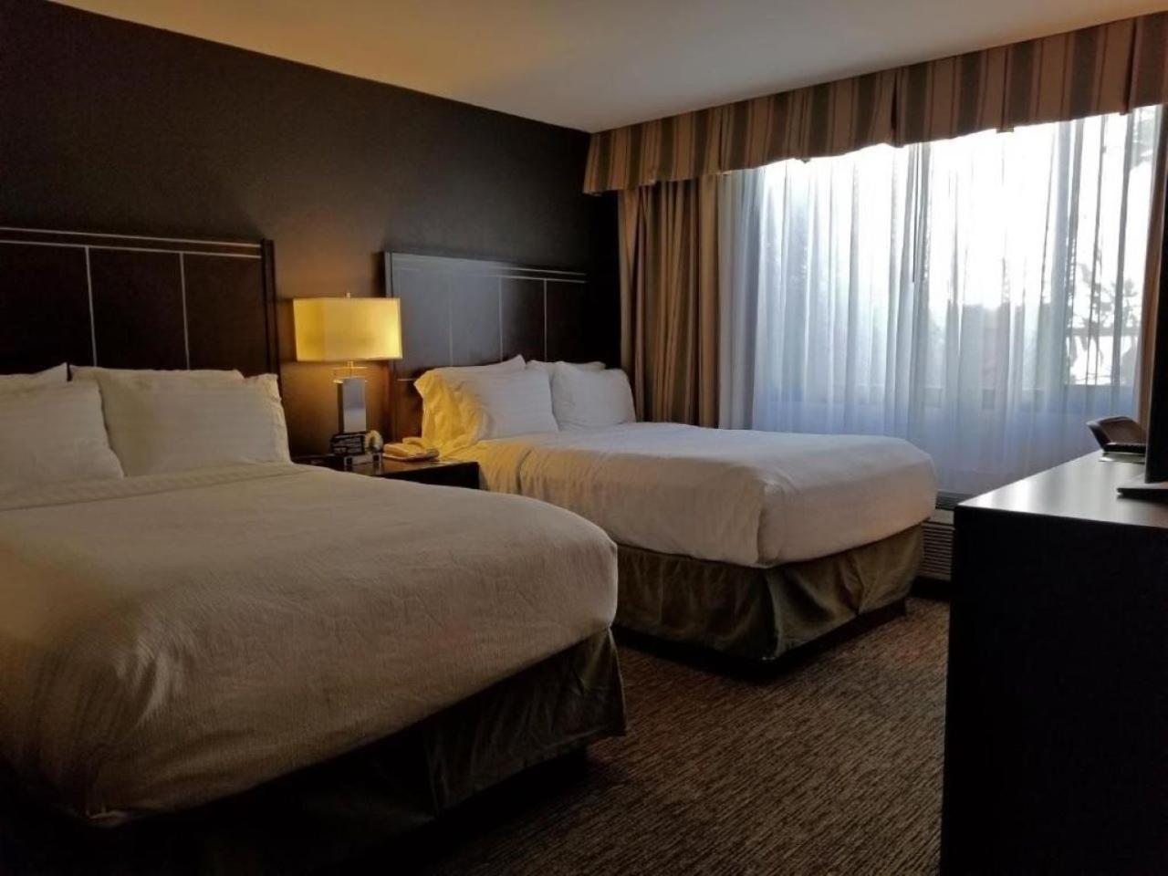 Holiday Inn Hotel & Suites Anaheim By Ihg Екстериор снимка